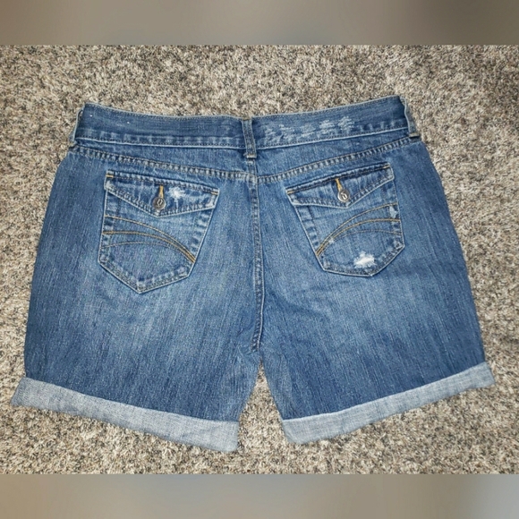 Decree | Distressed Button-up Mid-Length Bermuda Jean Shorts - Picture 4 of 5